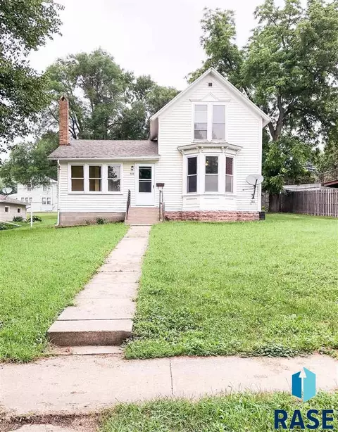 404 E 7th St, Dell Rapids, SD 57022 photo 1