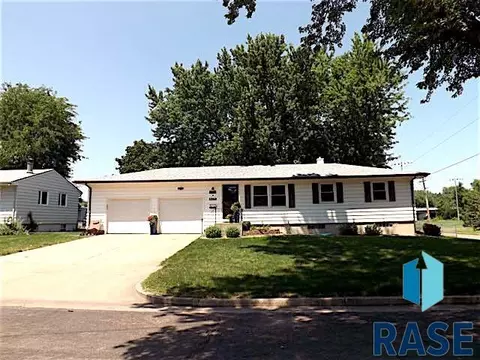 1904 E 19 St, Sioux Falls, SD 57105 photo 1