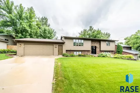 305 E Aspen Dr, Sioux Falls, SD 57105 photo 1