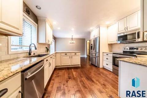 305 E Aspen Dr, Sioux Falls, SD 57105 photo 5