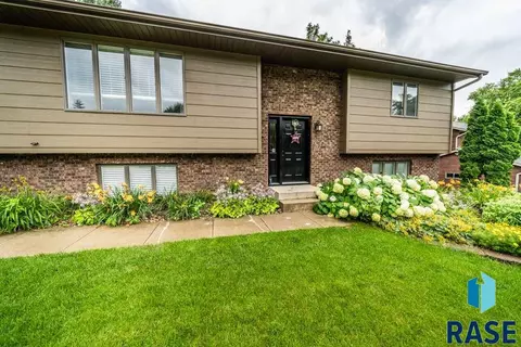 305 E Aspen Dr, Sioux Falls, SD 57105 photo 2