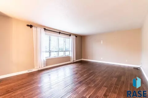 305 E Aspen Dr, Sioux Falls, SD 57105 photo 3