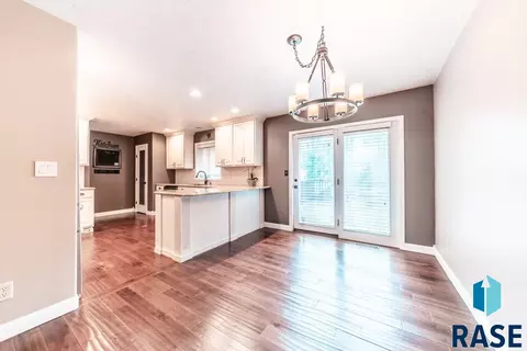 305 E Aspen Dr, Sioux Falls, SD 57105 photo 4