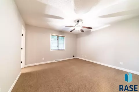 305 E Aspen Dr, Sioux Falls, SD 57105 photo 7