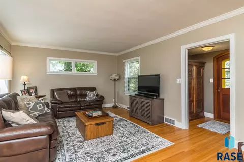 215 E 33rd St, Sioux Falls, SD 57105 photo 4