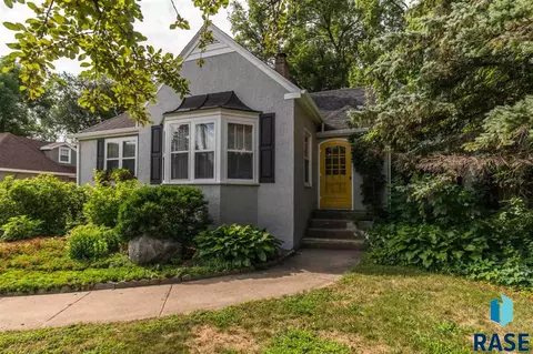215 E 33rd St, Sioux Falls, SD 57105 photo 2