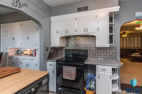 313 N Main Ave, Garretson, SD 57030 photo 12