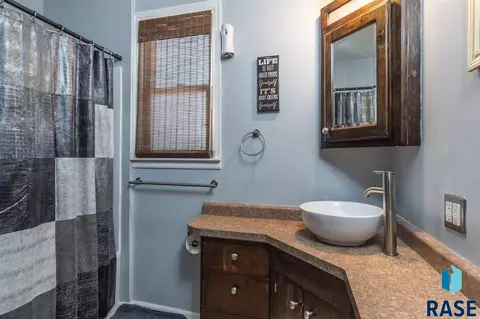 313 N Main Ave, Garretson, SD 57030 photo 7