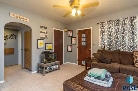 313 N Main Ave, Garretson, SD 57030 photo 2