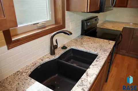 7004 E 40th St, Sioux Falls, SD 57110 photo 5