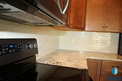 7004 E 40th St, Sioux Falls, SD 57110 photo 8