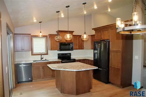 7004 E 40th St, Sioux Falls, SD 57110 photo 3