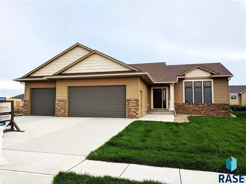7004 E 40th St, Sioux Falls, SD 57110 photo 1