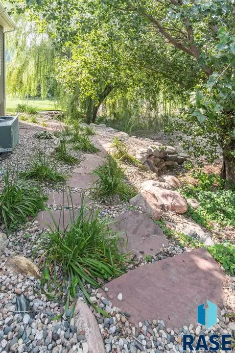 1801 S Copper Crest Cir, Sioux Falls, SD 57110 photo 35