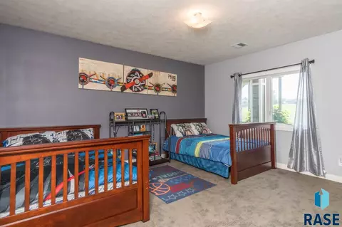 1801 S Copper Crest Cir, Sioux Falls, SD 57110 photo 24