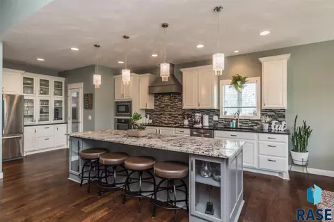 1801 S Copper Crest Cir, Sioux Falls, SD 57110 photo 3