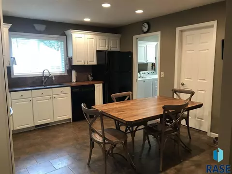821 S Walnut St, Freeman, SD 57029 photo 6