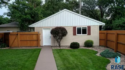 821 S Walnut St, Freeman, SD 57029 photo 3