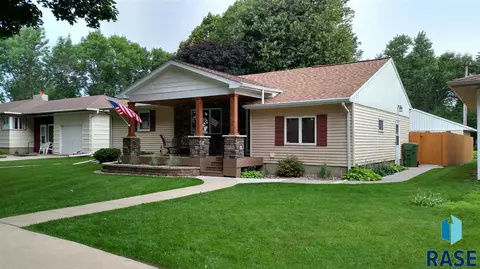 821 S Walnut St, Freeman, SD 57029 photo 2