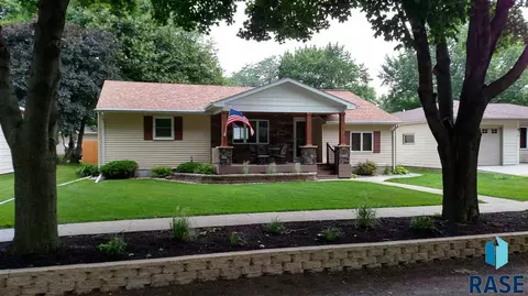 821 S Walnut St, Freeman, SD 57029 photo 1