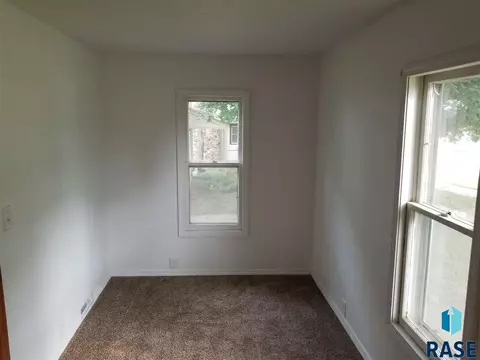 417 S Lee Ave, Madison, SD 57042 photo 9