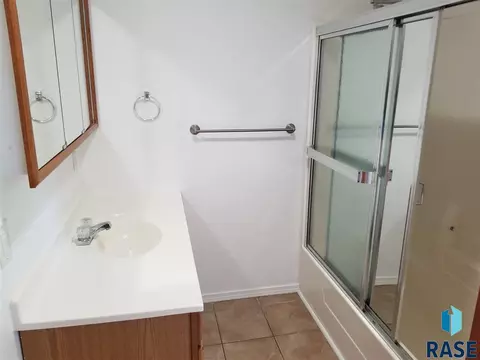 417 S Lee Ave, Madison, SD 57042 photo 6