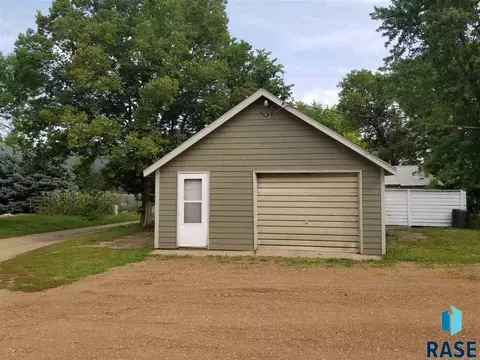 417 S Lee Ave, Madison, SD 57042 photo 10