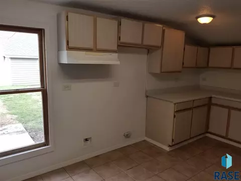 417 S Lee Ave, Madison, SD 57042 photo 2