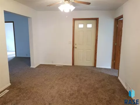 417 S Lee Ave, Madison, SD 57042 photo 4