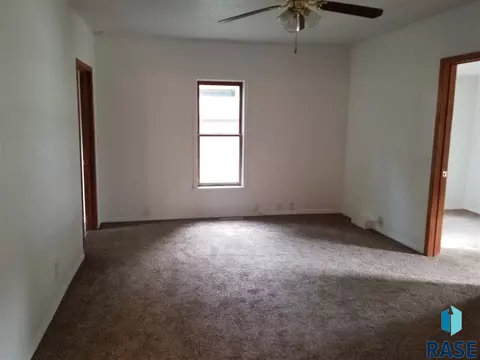 417 S Lee Ave, Madison, SD 57042 photo 5