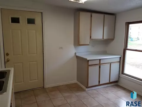 417 S Lee Ave, Madison, SD 57042 photo 3