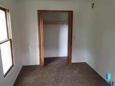 417 S Lee Ave, Madison, SD 57042 photo 8