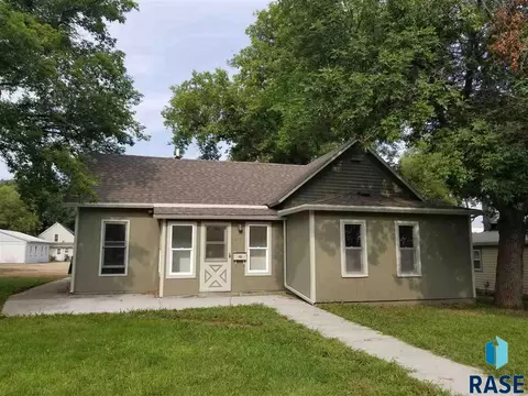 417 S Lee Ave, Madison, SD 57042 photo 1