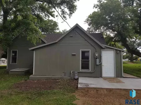 417 S Lee Ave, Madison, SD 57042 photo 11