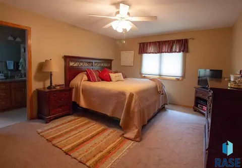 2109 E Briar Den Ct, Sioux Falls, SD 57108 photo 17
