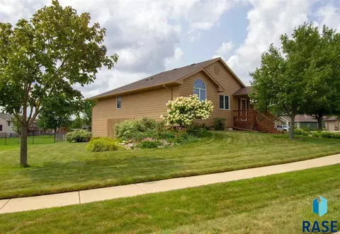 2109 E Briar Den Ct, Sioux Falls, SD 57108 photo 5