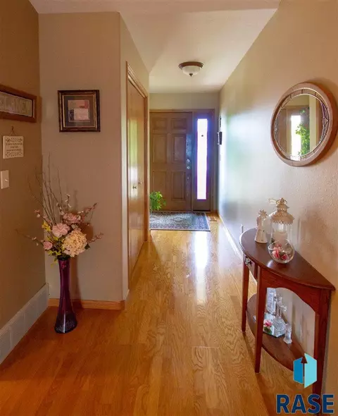 2109 E Briar Den Ct, Sioux Falls, SD 57108 photo 16