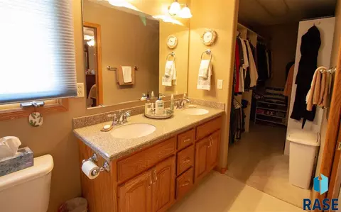 2109 E Briar Den Ct, Sioux Falls, SD 57108 photo 18
