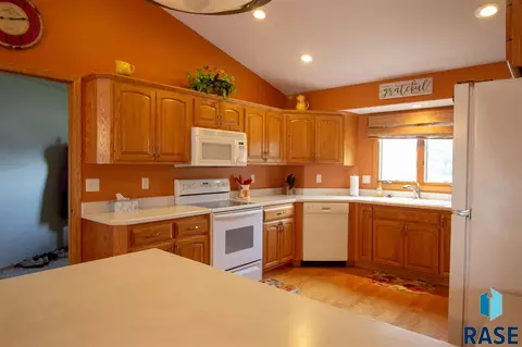 2109 E Briar Den Ct, Sioux Falls, SD 57108 photo 9