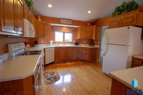 2109 E Briar Den Ct, Sioux Falls, SD 57108 photo 8