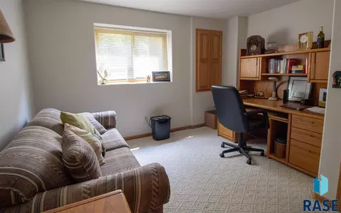 2109 E Briar Den Ct, Sioux Falls, SD 57108 photo 28