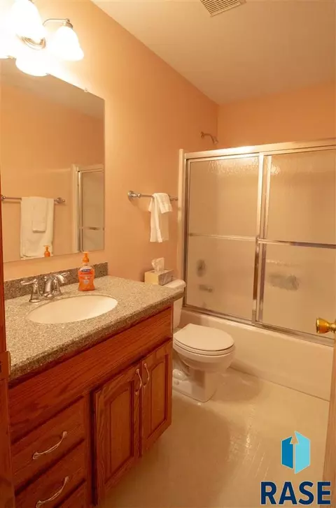 2109 E Briar Den Ct, Sioux Falls, SD 57108 photo 20