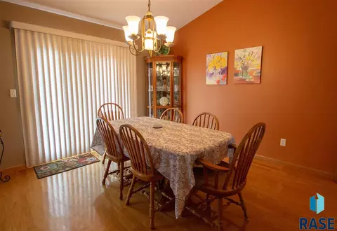 2109 E Briar Den Ct, Sioux Falls, SD 57108 photo 11