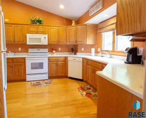 2109 E Briar Den Ct, Sioux Falls, SD 57108 photo 10