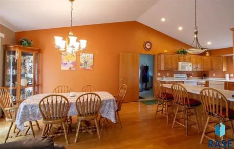 2109 E Briar Den Ct, Sioux Falls, SD 57108 photo 12