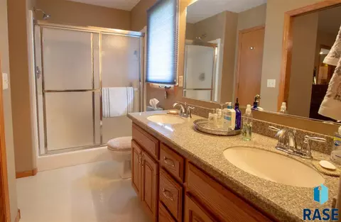 2109 E Briar Den Ct, Sioux Falls, SD 57108 photo 19