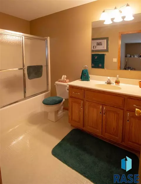2109 E Briar Den Ct, Sioux Falls, SD 57108 photo 30