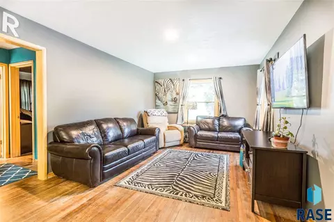 1212 E 24th St, Sioux Falls, SD 57105 photo 4
