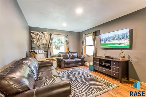 1212 E 24th St, Sioux Falls, SD 57105 photo 5