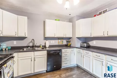 1212 E 24th St, Sioux Falls, SD 57105 photo 9